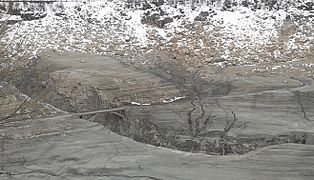 Vue de l'ancien pont par-dessus l'Isère habituellement engloutis.