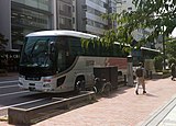 YBSツアー専用観光バス「わっピィ2号」（山交タウンコーチ甲府営業所・B452）。後方は「わっピィ1号」。