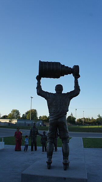 File:Wayne Gretzky Statue Brantford.JPG