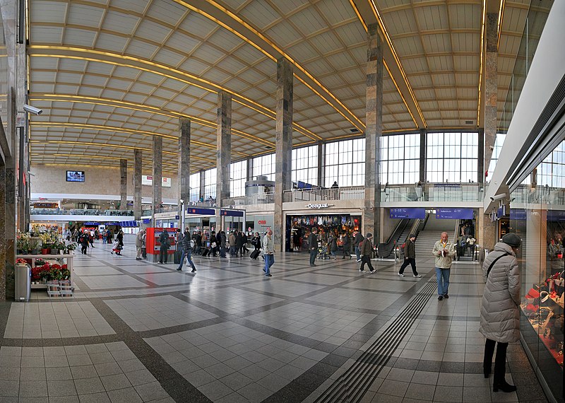 File:Wien Westbahnhof Kassahalle, Panorama.jpg