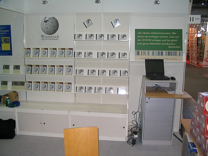 File:Wikipedia-Regal auf Buchmesse.JPG