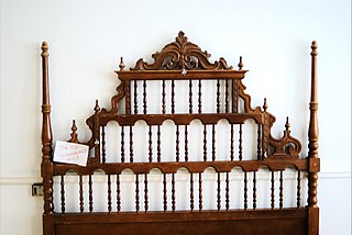 <span class="mw-page-title-main">Headboard (furniture)</span> Piece of furniture that attaches to the head of a bed