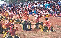 1999年のヤップデイを祝い、伝統衣装を着て踊るヤップ人の男性（左）と女性（右）