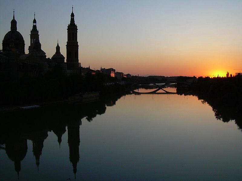 File:Zaragoza, Pilar y río Ebro.jpg