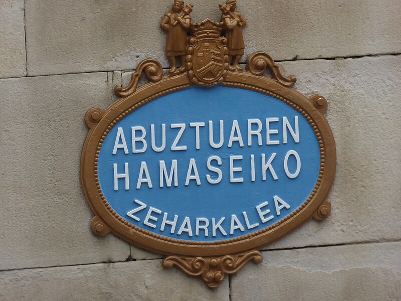 File:Zearkaleta Abuztuaren Hamaseiko, Bilbao, May 2019 (01).jpg