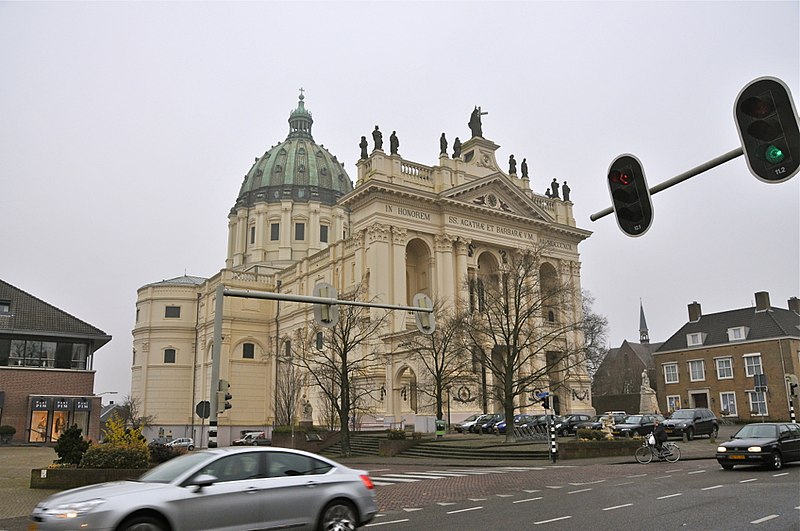 File:'Basiliek van de H.H. Agatha en Barbara' Oudenbosch (6949183781).jpg