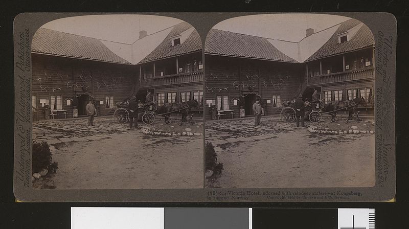 File:(15) - 614 - Victoria Hotel, adorned with reindeer antlers - at Kongsberg, in rugged Norway stereofotografi - no-nb digifoto 20160630 00003 bldsa stereo 0195.jpg