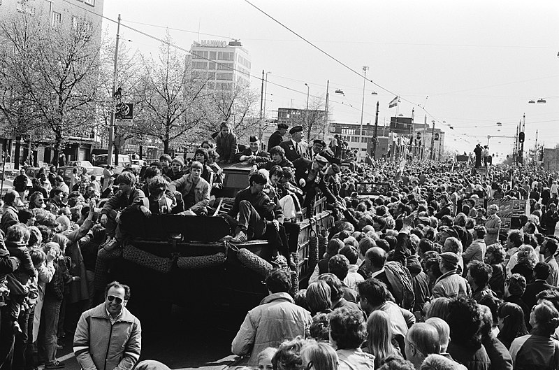 File:(Her) Intocht van Canadezen die Amsterdam bevrijdden op Vrijheidslaan vanaf de , Bestanddeelnr 930-8140.jpg