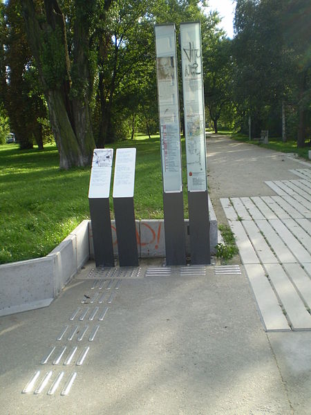 File:Ścieżka Ryszarda Kapuścińskiego stacja 1 002.jpg