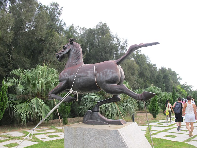 File:黄金沙滩园里的奔马雕塑 - panoramio.jpg