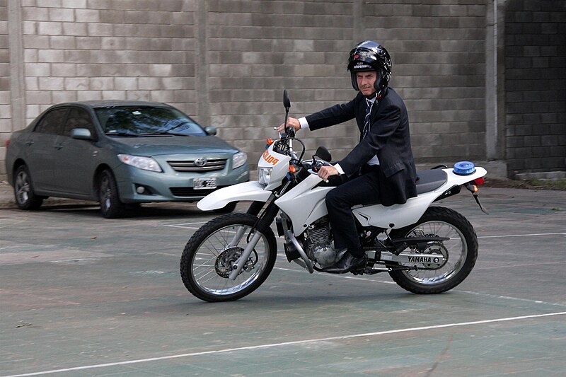 File:10-02-23 Mauricio Macri - Visita al Instituto de formación policial (4381894565).jpg