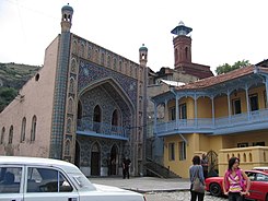 Hagyományos épületek Tbilisziben. Egy 19. századi fürdőépület balról
