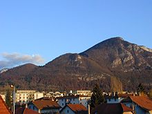 Les monts Rampignon, Rampon et Veyrier dominant les quartiers des Barattes et des Pommaries.