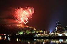 Rhein in Flammen 2011 in Koblenz, abgeschossen von der Festung Ehrenbreitstein, im Vordergrund das Deutsche Eck