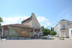 Начало улицы от Галерейной улицы, слева — панно «Бригантина» на боковом фасаде музея Грина