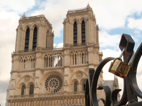 Cadenas d'amour à la Cathédrale Notre-Dame de Paris.