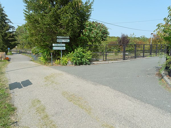 Intersection de l'EuroVélo 6 et de la coulée verte du canal de Montbéliard à la Haute-Saône, le long du canal du Rhône au Rhin, à Étupes.