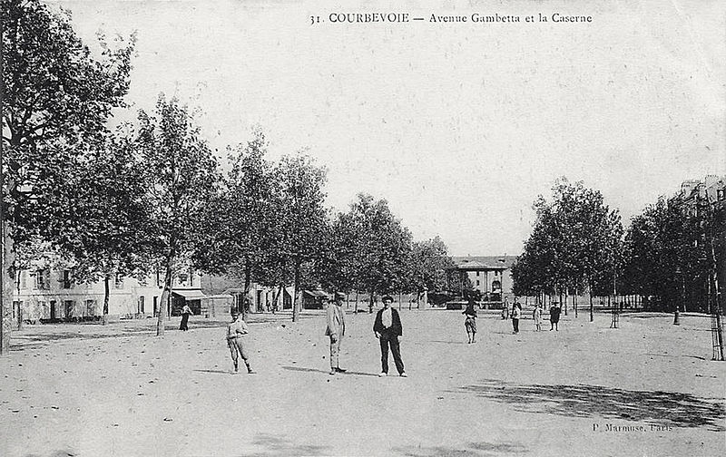 File:31. Courveboie, Avenue Gambetta et la Caserne, ca. 1900.jpg