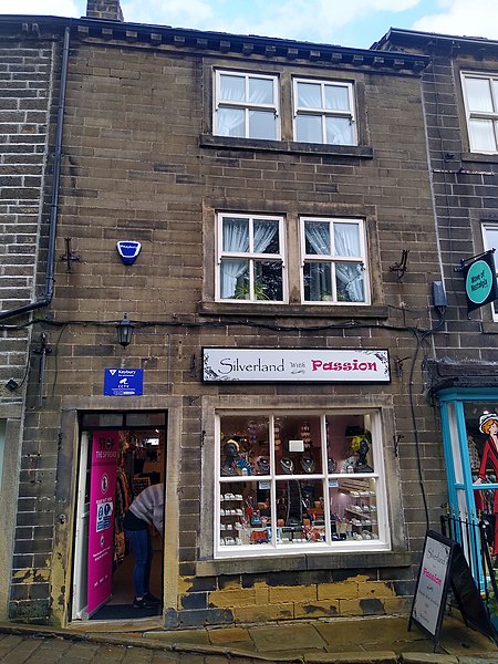 File:76 Main Street, Haworth, W Yorks.jpg