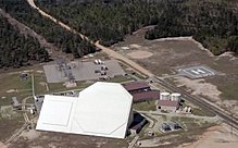 Edificios que albergan el radar de matriz en fase AN / FPS-85 del 20 ° Escuadrón de Control Espacial en el Sitio C-6 de la Base de la Fuerza Aérea de Eglin.