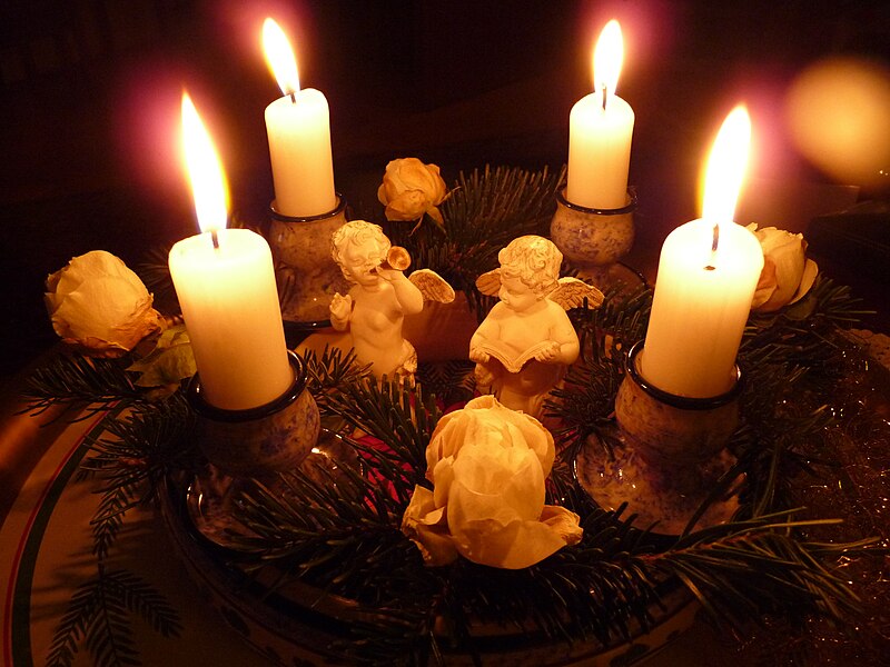 File:Adventskranz Porzellan.JPG