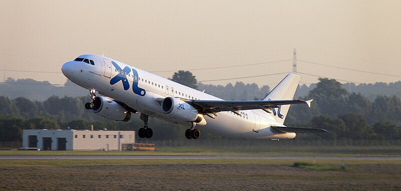 File:Airbus A320 (XL Airways Germany) - Flughafen Düsseldorf (10713545494).jpg