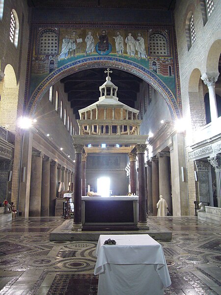 File:Altare papale dal trono 1110757.JPG