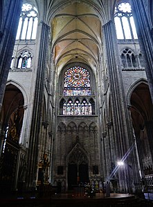 Cathédrale d'Amiens – transept avec nef (à droite, 1220–1236, gothique classique) et chœur (à gauche, 1236–1269, gothique rayonnant).