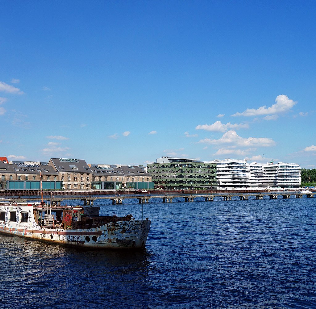 An der Spree in Berlin-Treptow.jpg