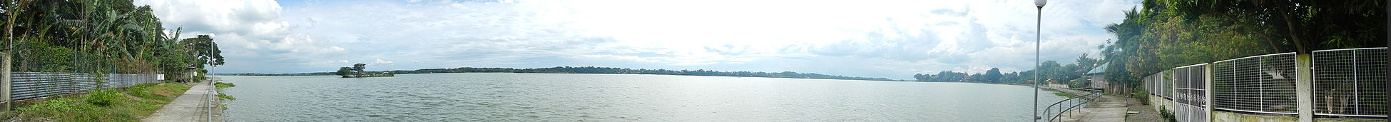 Panorama à 180° depuis San Rafael, montrant le lac créé par le barrage de Bustos (en).