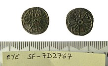 Photo des deux faces d'une pièce de monnaie portant des inscriptions des inscriptions en runes et en lettres latines arrangées en cercle autour du centre