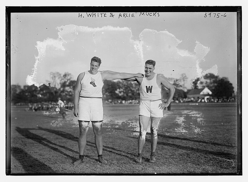 File:Arlie Max Mucks (1891-1967) and H.C. White in 1916.jpg