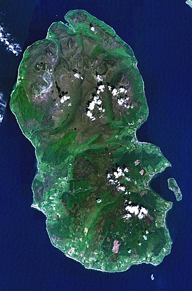 Image satellite de l'île d'Arran avec à l'est Holy Isle et au sud la minuscule Pladda.