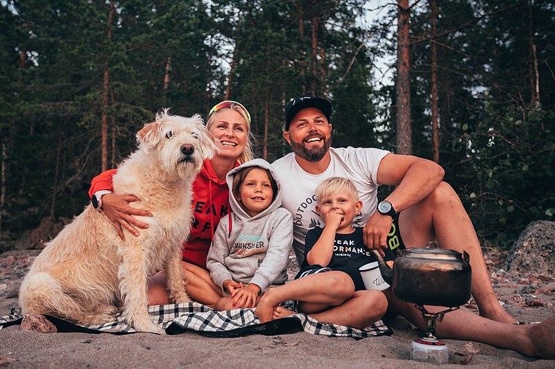 File:Arthur the straydog with his family Lindnord in Sweden (53316150029).jpg
