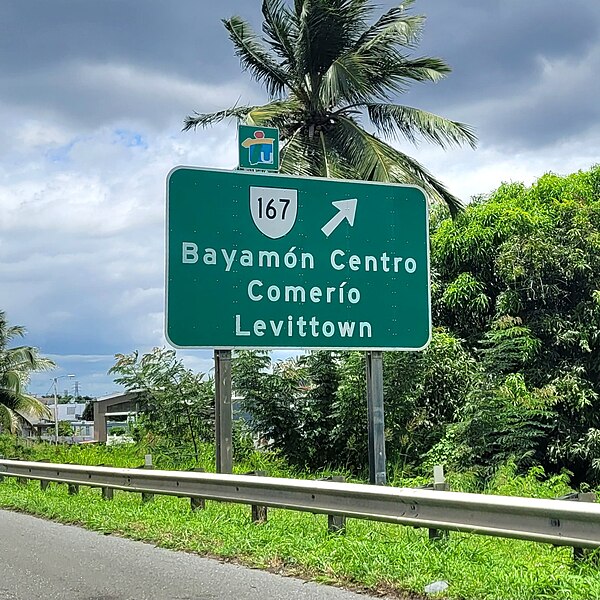 File:Autopista PR-22, salida hacia la carretera PR-167, Bayamón, Puerto Rico.jpg