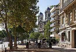 Avenue de Villars et église Saint-François-Xavier.