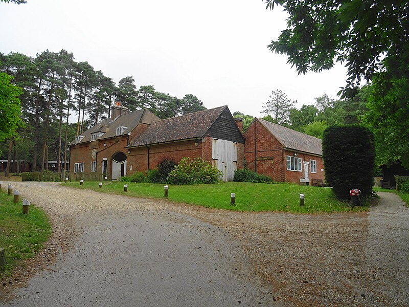 File:Avon Tyrrell - Stable Block - geograph.org.uk - 5813996.jpg