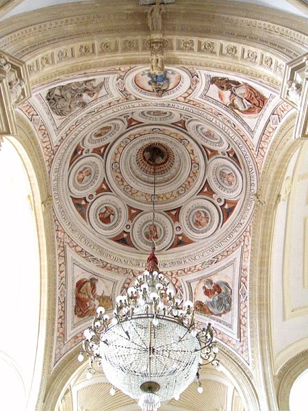 File:Baeza - Catedral, interior 22.jpg