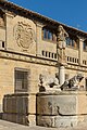 La fontaine des Lions et le blason sculpté de Charles Quint sur la Plaza del Pópulo, à Baeza.