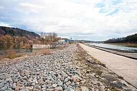 Das höhere Niveau des Rhein-Main-Donau-Kanals (rechts) bei Gundelshausen.