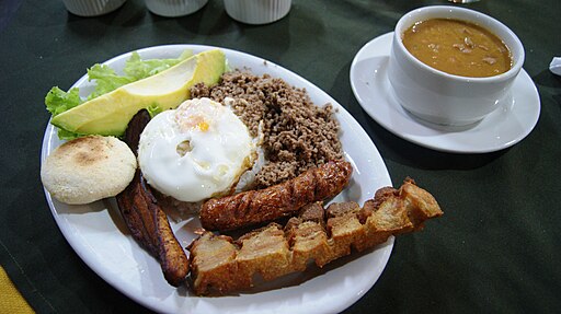 Bandeja paisa y tazon de frejoles del Chocolos 30062011