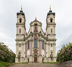 Fasáda baziliky, kterou navrhl Johann Michael Fischer, je oslavována jako vrchol bavorské barokní architektury