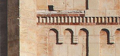 Basilica di San Zeno 02 (crop by Paolo Villa) Contrafforte, fregio ad archetti pensili, peducci e denti di sega - Frise de dents engrenage.jpg