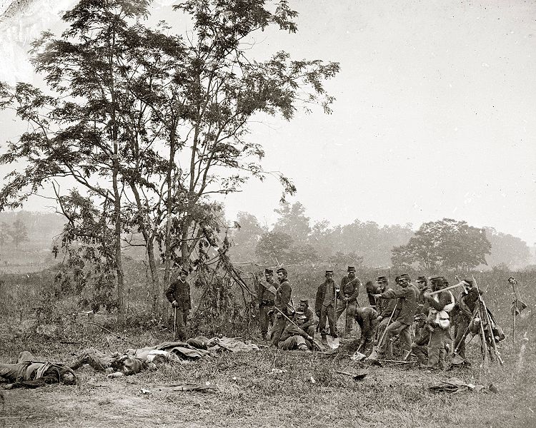 File:Battle of Antietam, 1862, burial crew of Union soldiers.jpg