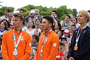 Deutsch: Beachvolleyball bei den Olympischen Jugendspielen 2018; Tag 11, 17. Oktober 2018; Jungen, Medaillenzeremonie - Gold: Schweden (David Åhman & Jonatan Hellvig), Silber: Niederlande (Matthew Immers & Yorick de Groot), Bronze: Argentinien (Bautista Amieva & Mauro Zelayeta) English: Beach volleyball at the 2018 Summer Youth Olympics at 17 October 2018 – Boys Victory ceremony - Gold: Sweden (David Åhman & Jonatan Hellvig), Silver: Netherlands (Matthew Immers & Yorick de Groot), Bronze: Argentina (Bautista Amieva & Mauro Zelayeta)