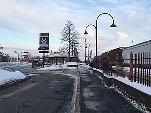 Beaurepaire tren istasyonu (exo) Montréal.jpg karşısında