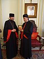 Il cardinale Béchara Boutros Raï (a destra), patriarca maronita di Antiochia, indossa una speciale berretta e un abito talare con mantella al posto della mozzetta.