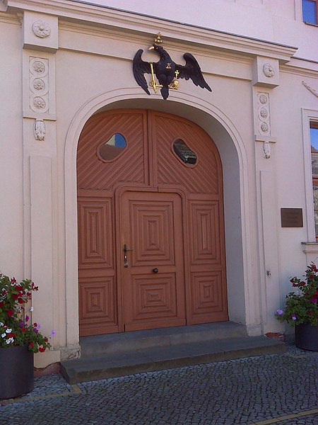 File:Beelitz, Alte Posthalterei (2) Eingang mit Preußischem Adler.jpg