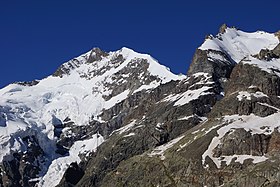 Näkymä Prievlus-pizsiin (oikealla) vasemmalla, erityisesti piz Bernina.