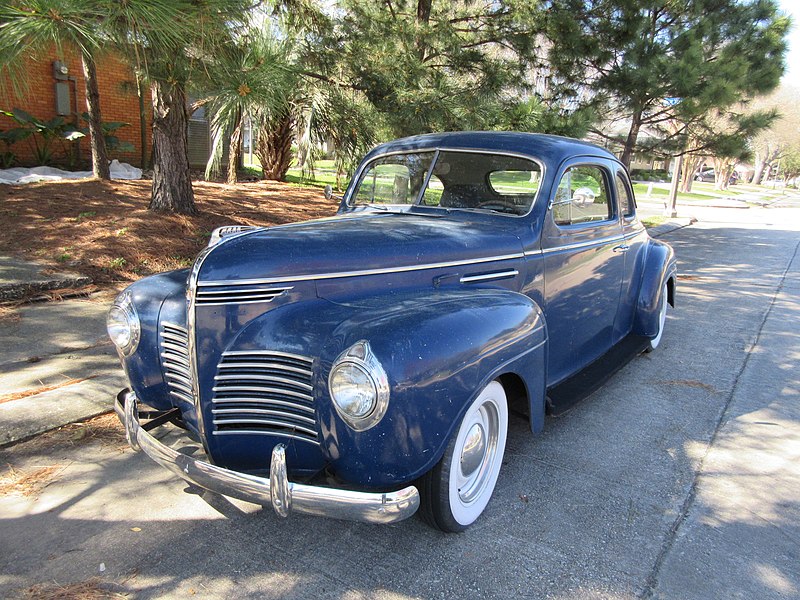 File:Blue 1940 Chrysler, Lakeshore New Orleans 02.jpg